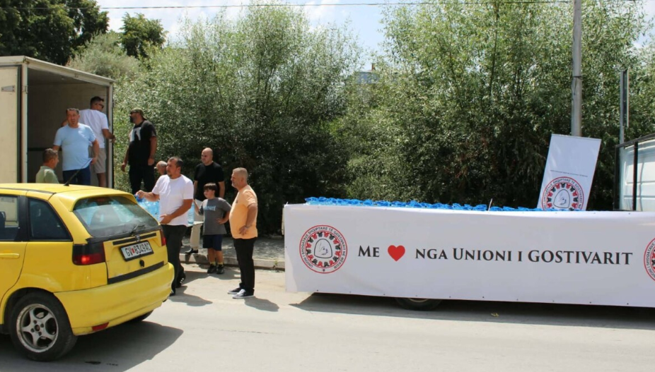 Unioni i Shoqatave Shqiptare në Mërgim shpërndan 6 mijë litra ujë për banorët e Gostivarit
