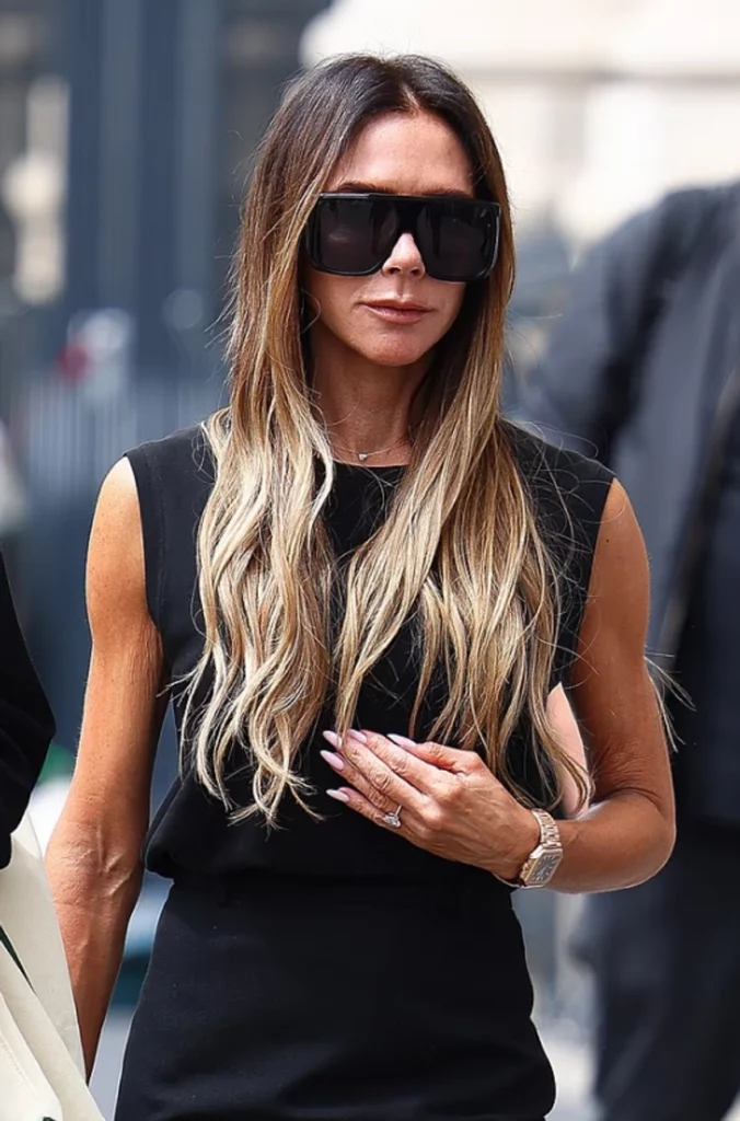Victoria Beckham shkëlqen me stil në Paris 3 victoria beckham shkelqen me stil ne paris 6a476b2008fc7