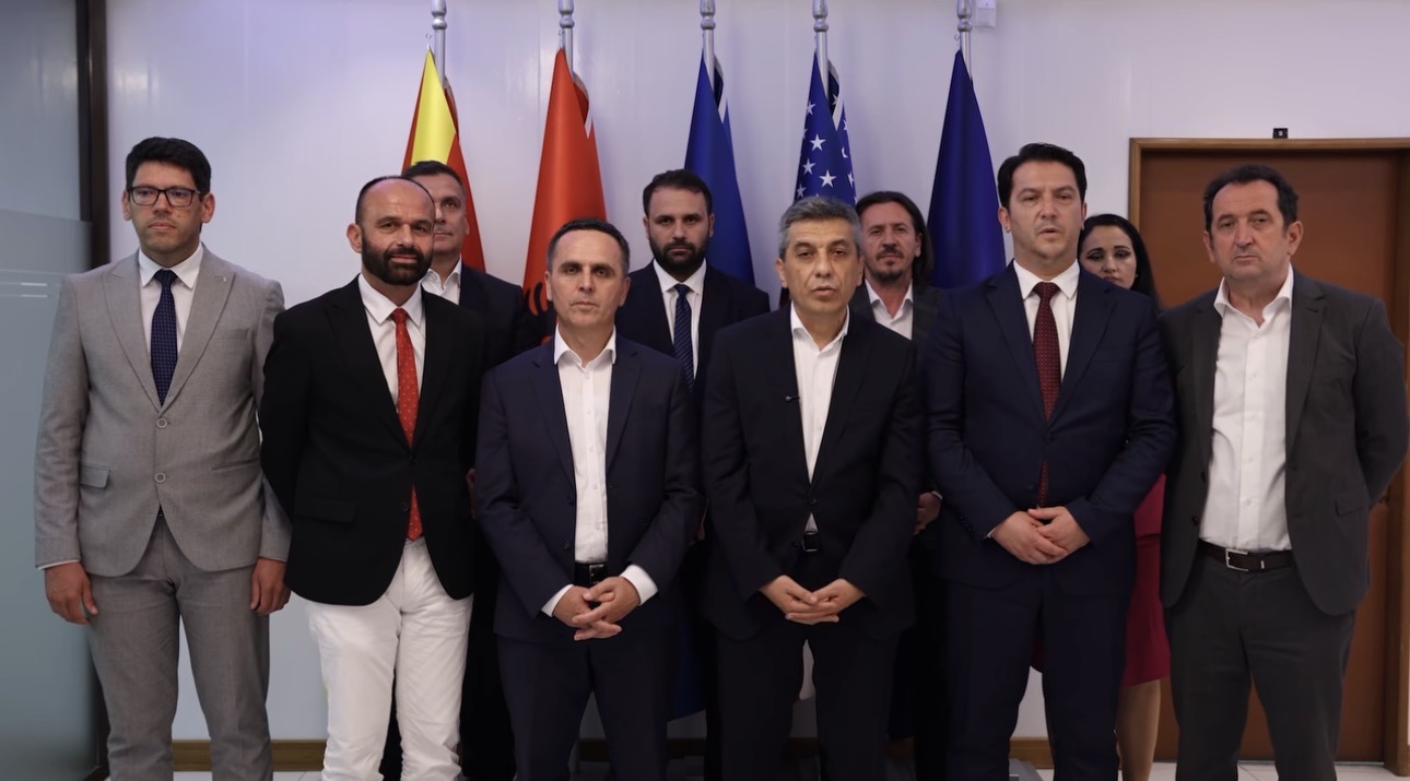 VLEN mbledh në takim ministrat e ri: Shasivari, Ferati e Sulejmani do drejtojnë me tre ministritë e reja 1 vlen mbledh ne takim ministrat e ri shasivari ferati e sulejmani do drejtojne me tre ministrite e reja 6a4590ef3021f
