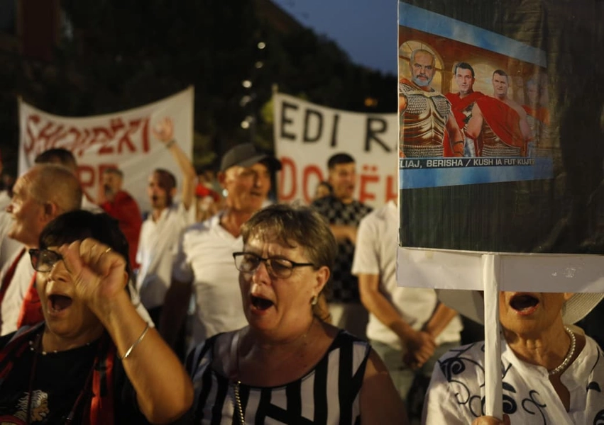 “90 ditë, një kërkesë: Llogaridhënie”/ Protestuesit ironi me Ramën përmes pankartave: Sot mbledhje partie, nesër në burg 2 90 dite nje kerkese llogaridhenie protestuesit ironi me ramen permes pankartave sot mbledhje partie neser ne burg 6a91e6afe22d0