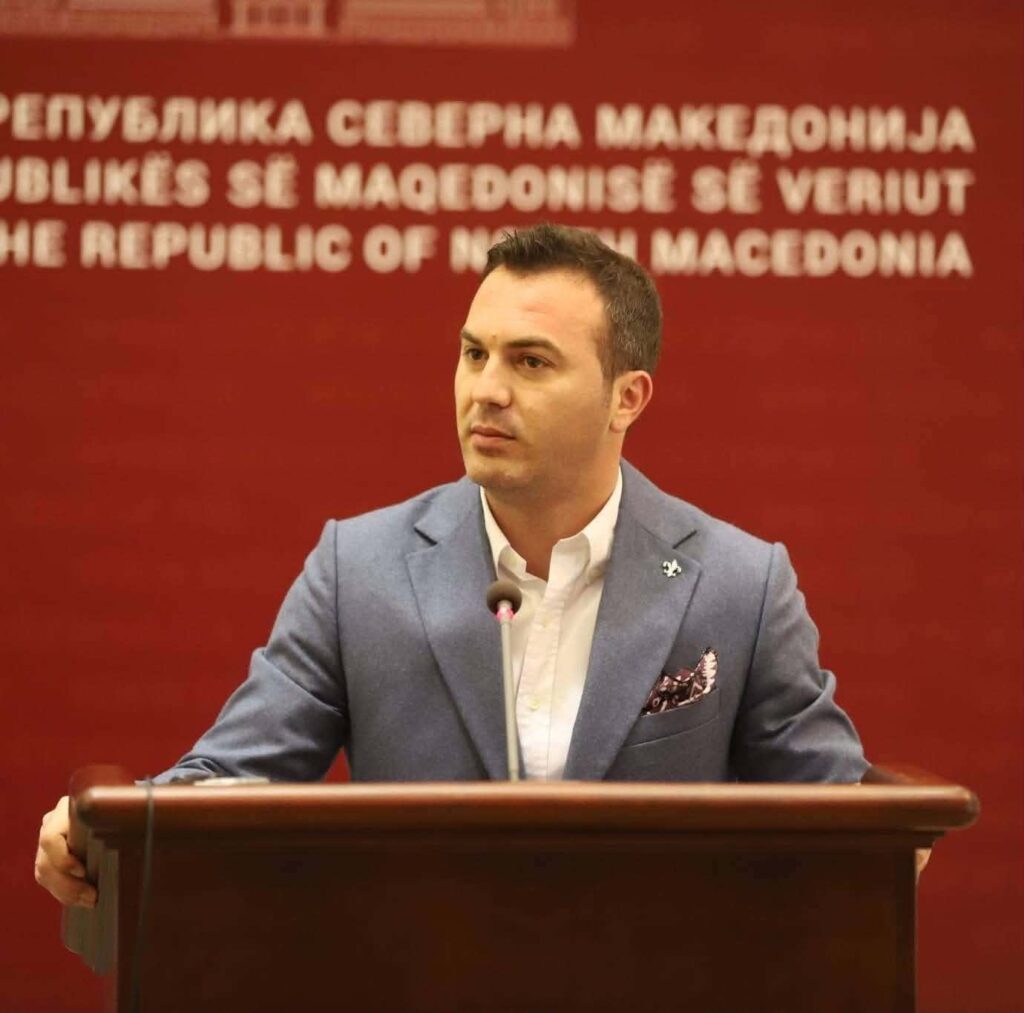 ademi 3 goditje ne nje dite mbyllet paralelja ne shqip 9 shqiptare nga 310 te pranuar ne akademi dhe glorifikohet krimineli i luftes mlladiq 6a91ebd5c6a5f