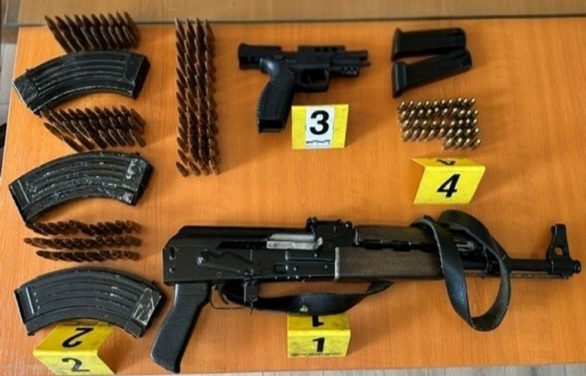 AK-47 në aheng familjar, revole dhe qindra fishekë konfiskohen nga Policia 2 ak 47 ne aheng familjar revole dhe qindra fisheke konfiskohen nga policia 6a818795042fe