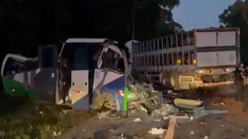 aksident tragjik ne brazil kamioni dhe autobusi perplasen koke me koke humbin jeten 21 persona 6a8599114248f