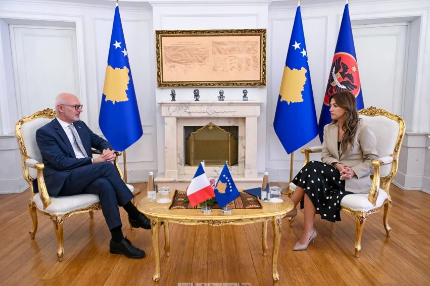 Albulena Haxhiu pret në takimin lamtumirës ambasadorin francez, Olivier Guérot 2 albulena haxhiu pret ne takimin lamtumires ambasadorin francez olivier guerot 6a8eb69398981