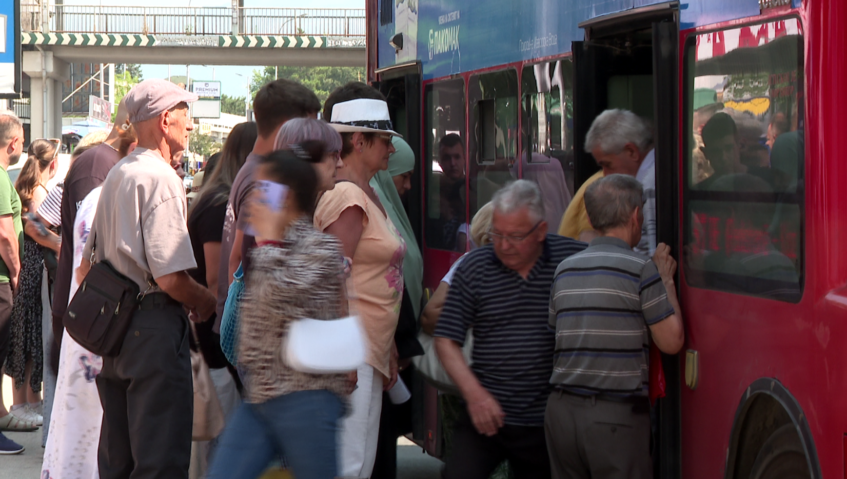 Autobusët ndalojnë ku të duan, qytetarët ankohen për kaos në trafik 1 autobuset ndalojne ku te duan qytetaret ankohen per kaos ne trafik 6a75cbcd3f1cf