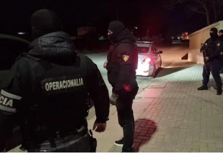 Bëheshin gati të kryenin një vrasje në Sarandë, policia arreston pesë të dyshuar 3 beheshin gati te kryenin nje vrasje ne sarande policia arreston pese te dyshuar 6a71ee5840779