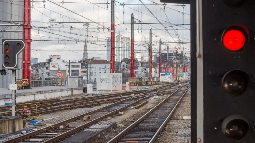 Brukseli tronditet nga të shtënat për të tretën ditë radhazi, autorët qëllojnë me kallashnikov pranë stacionit të trenit 1 brukseli tronditet nga te shtenat per te treten dite radhazi autoret qellojne me kallashnikov prane stacionit te trenit 6a8dba50ce8fc