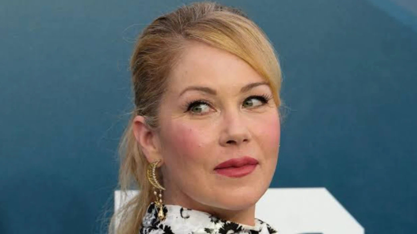 Christina Applegate lirohet nga spitali pas katër muajsh trajtimi 3 christina applegate lirohet nga spitali pas kater muajsh trajtimi 6a720b9baf912