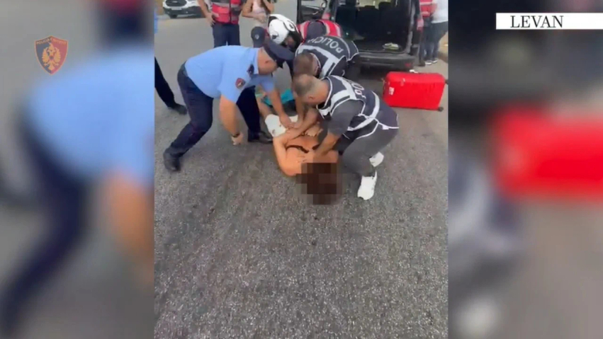Dalin pamjet! I fshehur në bagazhin e një makine, momenti kur ‘Shqiponjat’ arrestojnë Sokrat Vatën 3 dalin pamjet i fshehur ne bagazhin e nje makine momenti kur shqiponjat arrestojne sokrat vaten 6a842b10e6ab9