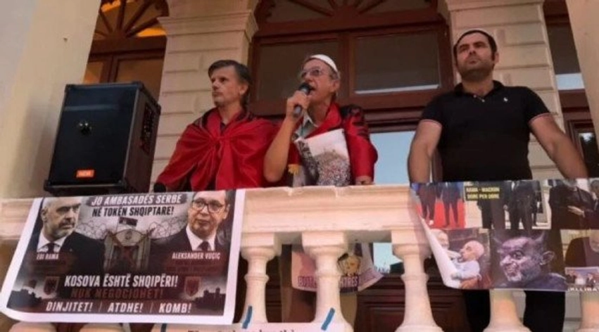Debati për hapjen e konsullatës serbe në Shkodër, banorët në protestë: Turp! I kemi të freskëta plagët, kemi vuajtur shumë 2 debati per hapjen e konsullates serbe ne shkoder banoret ne proteste turp i kemi te fresketa plaget kemi vuajtur shume 6a6f9fb015bcc