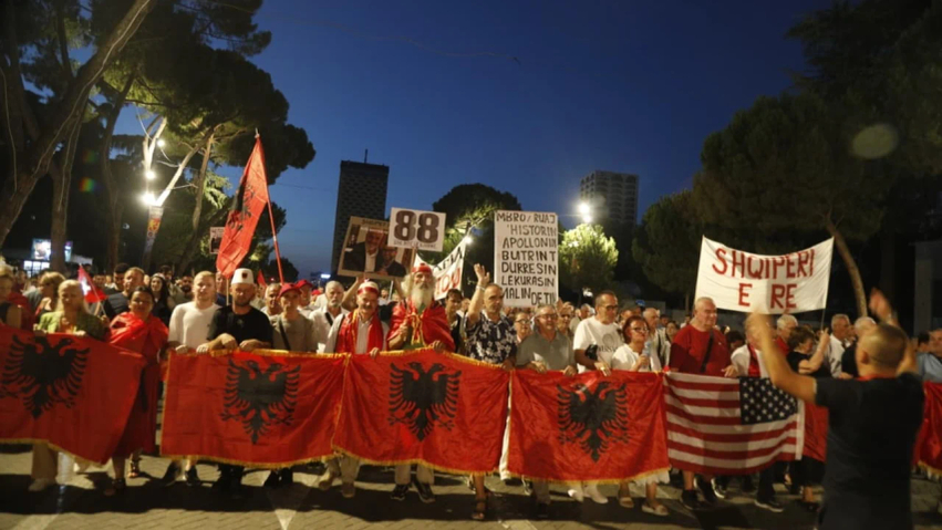 dita e 88 te e tubimit ne tirane protestuesit mblidhen para kryeministrise kjo qeveri ka arritur kulmin 6a8f43b45f881