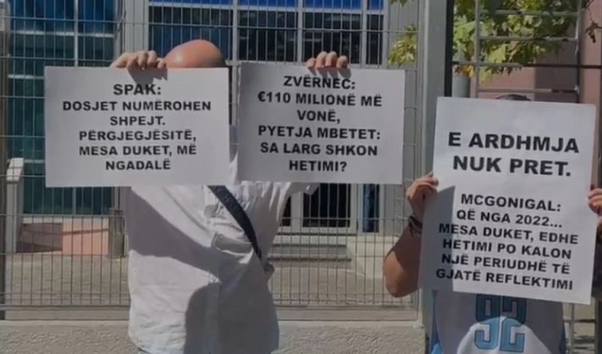 dosjet numerohen shpejt pergjgjesite ngadale proteste para spak ut te rinjte rikthejne ne vemendje aferat e bujshme 6a82f5af3717a