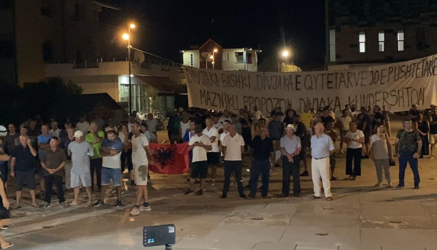 “Duhet të dëgjohemi” – Divjaka proteston për të 24-tën ditë kundër shkrirjes së bashkisë! 3 duhet te degjohemi divjaka proteston per te 24 ten dite kunder shkrirjes se bashkise 6a8b6b4f6ded3