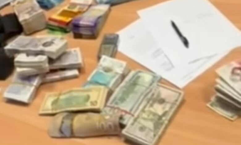 Dy shtetas të Kosovës arrestohen në Shkup, policia sekuestron rreth 230 mijë euro të dyshuara si të falsifikuara 5 dy shtetas te kosoves arrestohen ne shkup policia sekuestron rreth 230 mije euro te dyshuara si te falsifikuara 6a7262a0e792d