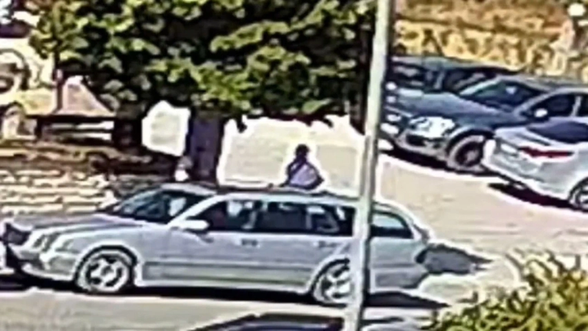 e pazakonte ne fier qytetarit i vjedhin parate ne makine teksa ndodhej ne nje ceremoni mortore 6a9354515fafa