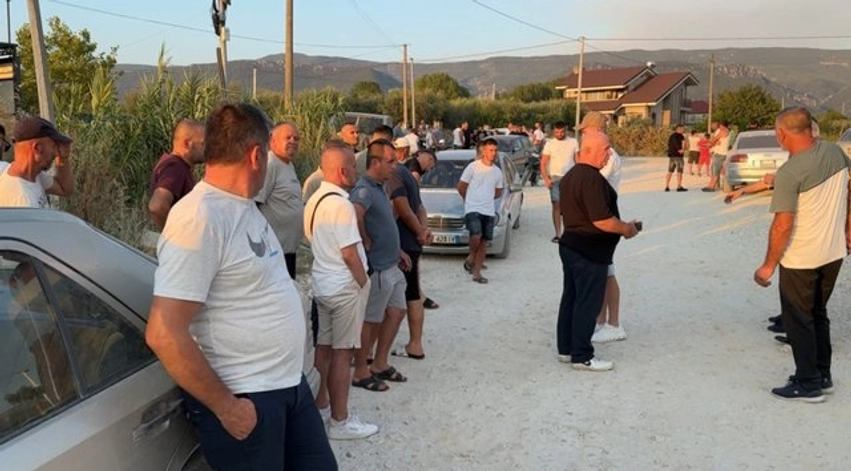 fshati gjorme ngrihet ne proteste 200 familje kerkojne rruge ura pa barriera dhe kanale te bllokuara 6a7c96ab7b44a