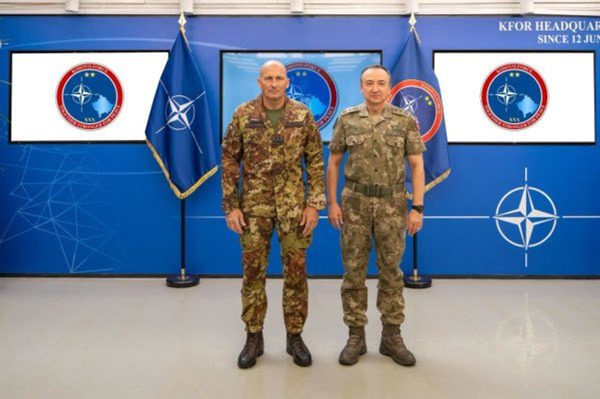 Gjenerali italian Roberto Vergori do të jetë komandanti i ardhshëm i KFOR-it, ai po “trajnohet” në Prishtinë 1 gjenerali italian roberto vergori do te jete komandanti i ardhshem i kfor it ai po trajnohet ne prishtine 6a8db97509817