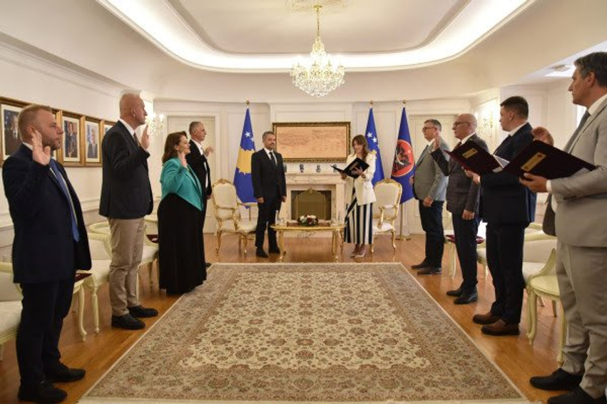 Haxhiu dekreton nëntë anëtarë të rinj të KQZ-së, mbetet pezull vendi i dhjetë 2 haxhiu dekreton nente anetare te rinj te kqz se mbetet pezull vendi i dhjete 6a954e1336140