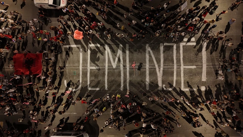 “Jemi një!” Ky është mesazhi që kanë lënë protestuesit në bulevard sot, në protestën e 76-të kundër qeverisë. 1 jemi nje ky eshte mesazhi qe kane lene protestuesit ne bulevard sot ne protesten e 76 te kunder qeverise 6a7f8dd0c1619