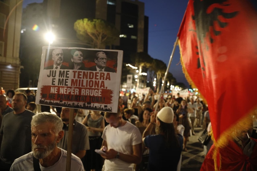 ju erdhi fundi jep doreheqjen mbyllet protesta e 81 te kunder qeverise qytetaret kerkojne largimin e kryeministrit 6a8625519ee3c