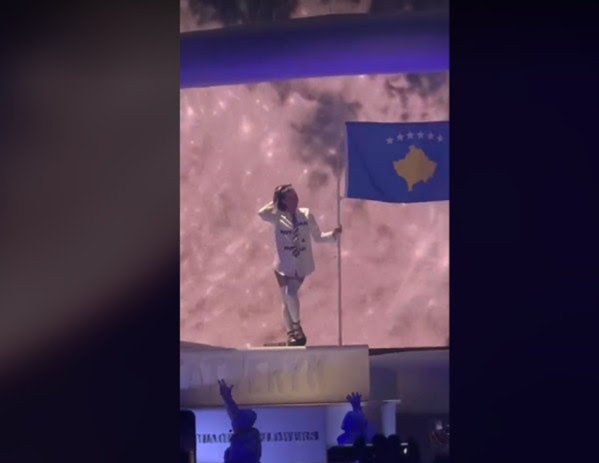 Katy Perry ndez “Sunny Hill”, valvit flamurin e Kosovës në një spektakël magjik 1 katy perry ndez sunny hill valvit flamurin e kosoves ne nje spektakel magjik 6a6d8a7bad642