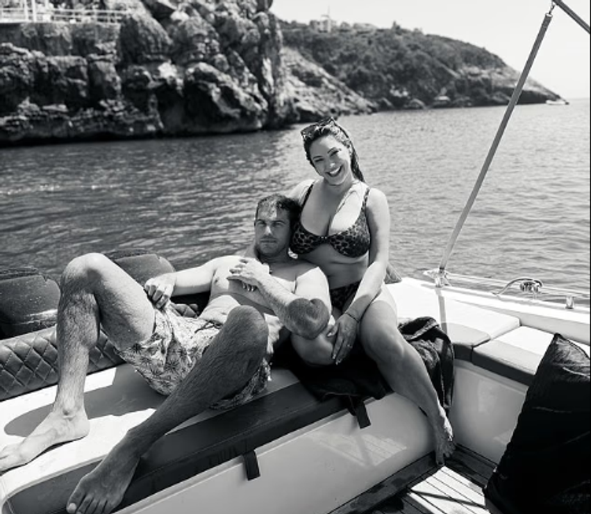 kelly brook pozon sensuale prane bashkeshortit jeremy parisi 6a72ec9b41b04