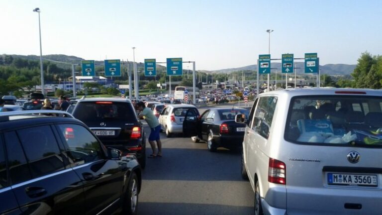 kolona ne kufi pritje deri ne 45 minuta me greqine dhe serbine 6a91977a0b905
