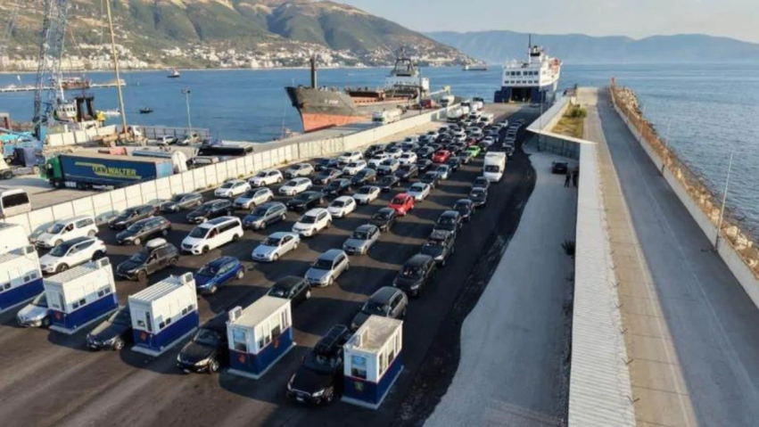 kulmi i sezonit veror fluks i larte ne portin e vlores rreth 2700 pasagjere mberrijne nga brindisi 6a783176a9cdd