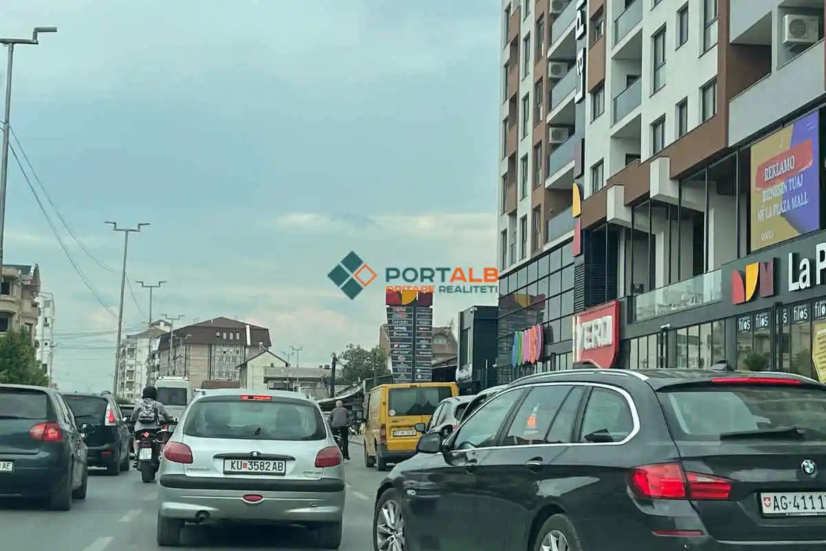 kumanova e paralizuar nga kaosi ne trafik kolona 30 minuteshe semafore te fikur dhe vetem nje merimange video 6a85658d7ce03