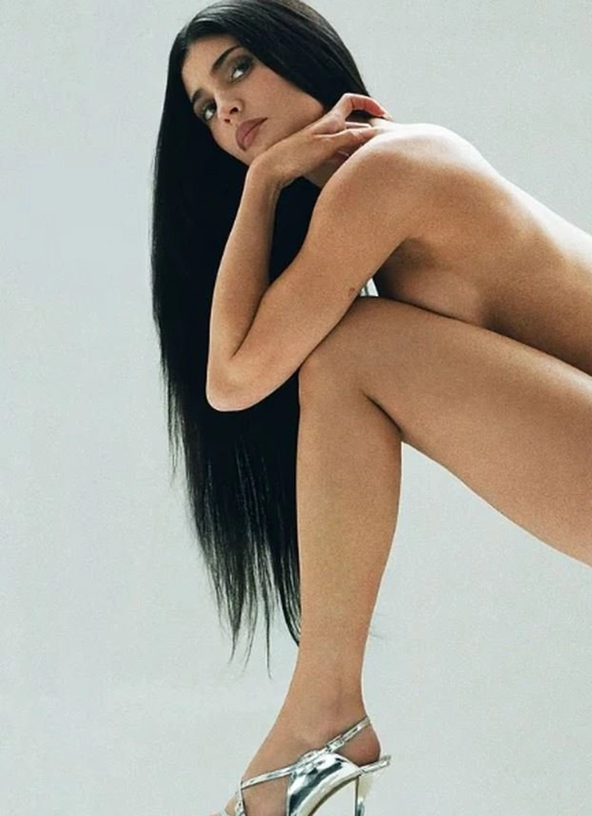 Kylie Jenner tërheq vëmendjen me fushatën e re për koleksionin e këpucëve 1 kylie jenner terheq vemendjen me fushaten e re per koleksionin e kepuceve 6a816d1b164d1