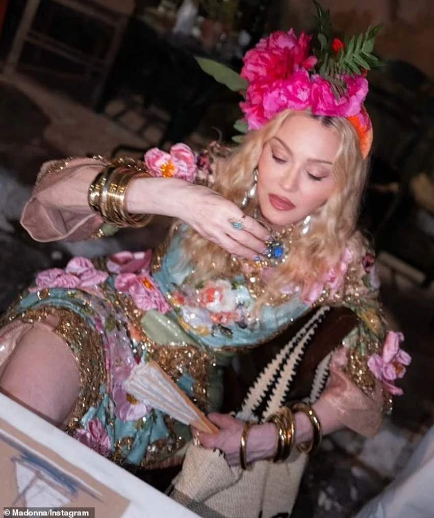 madonna befason me nje vizite ne ishullin e korfuzit per festen e 68 vjetorit te saj 6a85ee3b60778
