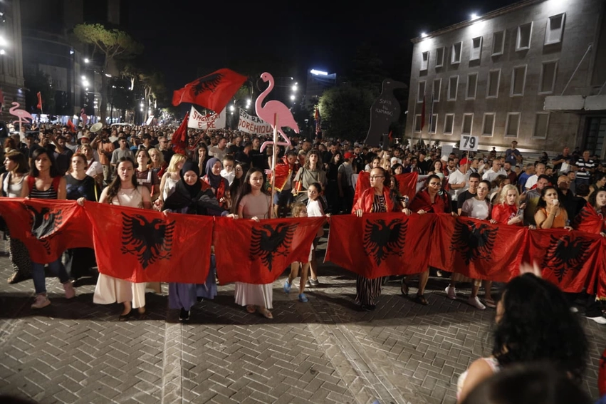 Mbyllet protesta e 79-të, qytetarët të vendosur në revoltën kundër qeverisë: Arrestoni Ramën dhe Belindën! 1 mbyllet protesta e 79 te qytetaret te vendosur ne revolten kunder qeverise arrestoni ramen dhe belinden 6a83824f18894