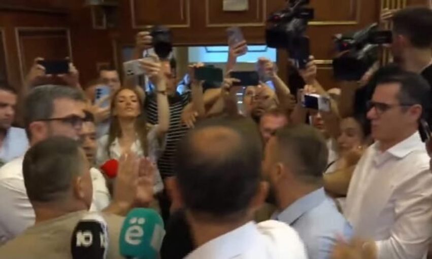 mergim lushtaku shtyhet fizikisht me adnan rrustemin gjate adresimit per media nderhyjne deputetet tjere 6a7c5db447878
