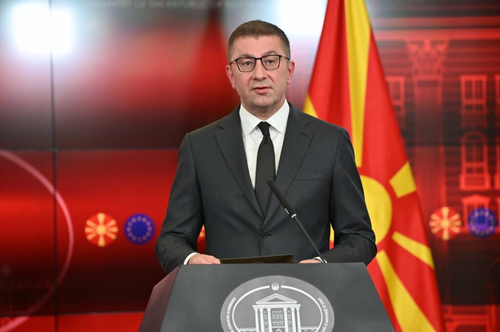 Mickoski: Kushtetuta ofron mbrojtje për të gjithë qytetarët, përfshirë edhe komunitetin bullgar 3 mickoski kushtetuta ofron mbrojtje per te gjithe qytetaret perfshire edhe komunitetin bullgar 6a870b6d39039
