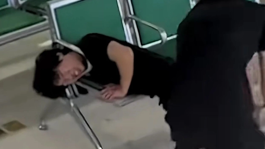 Momenti kur dy shokëve u ngec koka në karriget e spitalit, pasi njëri përpiqet të ndihmojë tjetrin 1 momenti kur dy shokeve u ngec koka ne karriget e spitalit pasi njeri perpiqet te ndihmoje tjetrin 6a80deed5f474