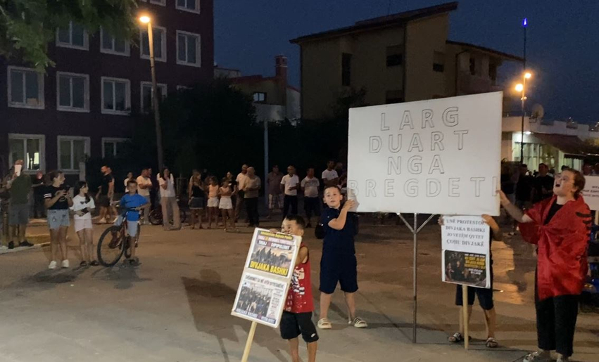 Nata e gjashtë e protestës në Divjakë/ Banorët nuk tërhiqen nga kundërshtimi për reformën territoriale 1 nata e gjashte e protestes ne divjake banoret nuk terhiqen nga kundershtimi per reformen territoriale 6a743cf0ae5d6