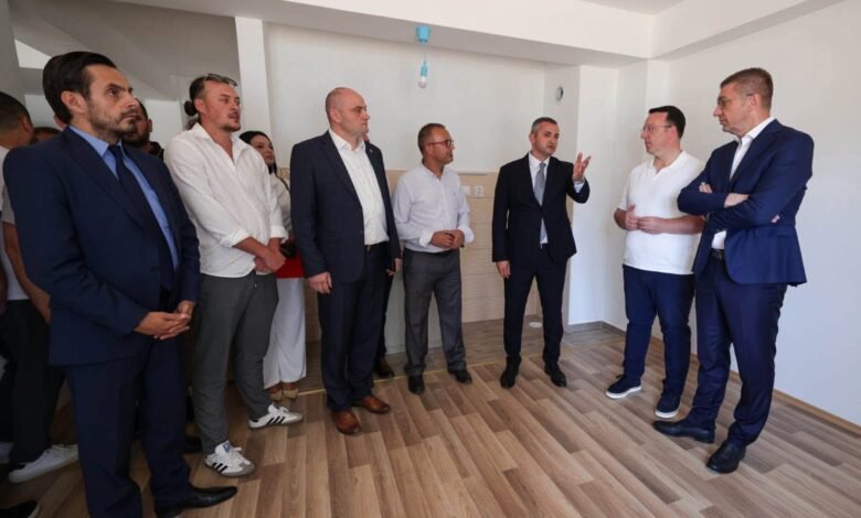 Në Dibër ndahen çelësat e 47 banesave sociale, kryetari i Komunës: Këto projekte përmirësojnë drejtpërdrejt cilësinë e jetës 5 ne diber ndahen celesat e 47 banesave sociale kryetari i komunes keto projekte permiresojne drejtperdrejt cilesine e jetes 6a6dfda144102