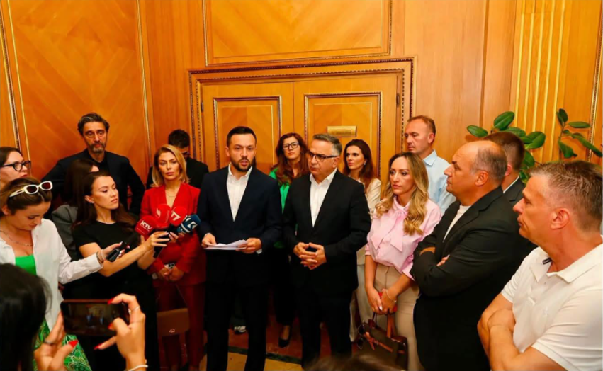 PDK-ja e AAK-ja “urojnë” Kurtin për Urën e Ibrit – skenari satirik i Nexhmije Gjemës 1 pdk ja e aak ja urojne kurtin per uren e ibrit skenari satirik i nexhmije gjemes 6a842a9378f48