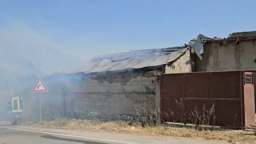 Përfshihet nga flakët magazina me ushqime në Maliq, zjarrfikësit në vendngjarje 3 perfshihet nga flaket magazina me ushqime ne maliq zjarrfikesit ne vendngjarje 6a956aaf4ce1f