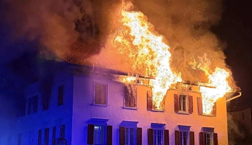 perfshihet nga zjarri nje ndertese ne zvicer digjet plotesisht pese persona te zhdukur dhe tete te plagosur 6a8803d7766d5