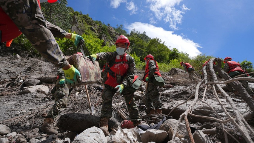 permbytjet katastrofike ne nepal dhe tibet pezullohen operacionet e shpetimit frike per nje vale te dyte 6a915a72697bc