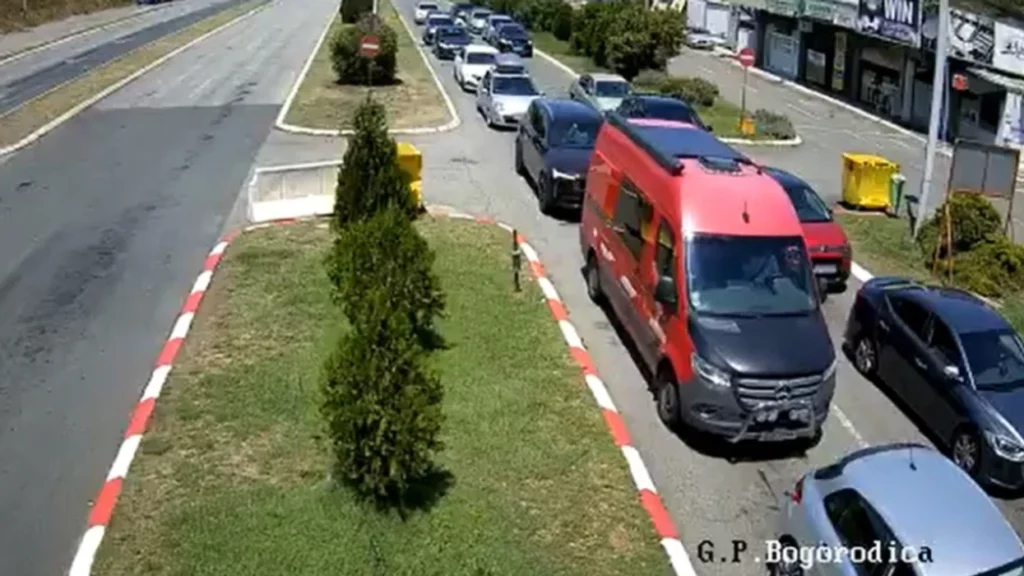 Pritje deri në tre orë në pikat kufitare Bogorodicë dhe Dojran, fluks i shtuar i automjeteve edhe në Tabanocë 3 pritje deri ne tre ore ne pikat kufitare bogorodice dhe dojran fluks i shtuar i automjeteve edhe ne tabanoce 6a6dc6af59c1d