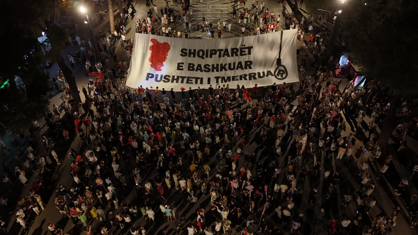 Protesta kundër qeverisë në ditën e 64-t, qytetarët vijojnë qëndresën! 1 protesta kunder qeverise ne diten e 64 t qytetaret vijojne qendresen 6a6ef6f055ef9