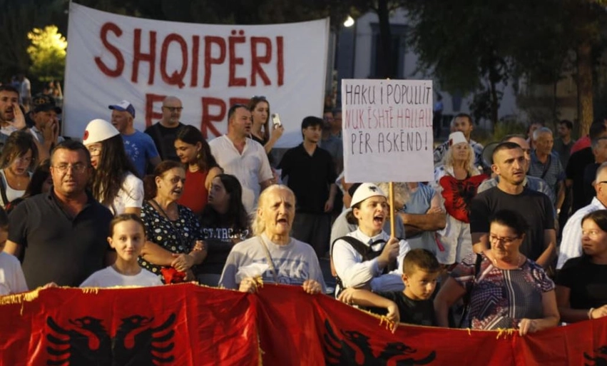 “Rama jep dorëheqjen, arrestoni Ballukun”- Mbyllet protesta e 82, qytetarët nuk heqin dorën nga kërkesat e tyre: Nesër më shumë 2 rama jep doreheqjen arrestoni ballukun mbyllet protesta e 82 qytetaret nuk heqin doren nga kerkesat e tyre neser me shume 6a8776d06a614