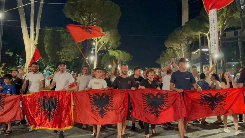 rama jep doreheqjen mbyllet protesta e 64 kunder qeverise thirrje masive per largimin e kryeministrit qytetaret marshim dhe pankarta ironizuese neser me shume 6a6fbbd0514f7