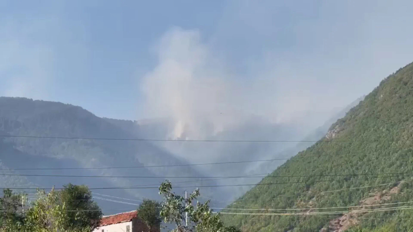 rendohet situata nga zjarret ne bulqize dhe mat kerkohet nderhyrje nga ajri per te ndaluar avancimin e flakeve 6a834a0fd5e28