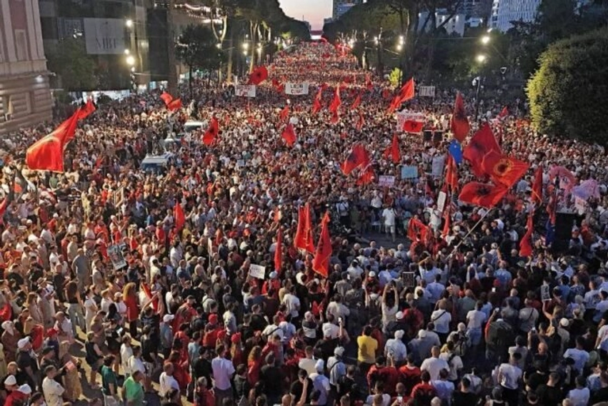 Revolta qytetare hyn sot në ditën e 82-të/ Protestuesit sërish para Kryeministrisë, paralajmërojnë shtator të nxehtë: Rama jep dorëheqjen! 1 revolta qytetare hyn sot ne diten e 82 te protestuesit serish para kryeministrise paralajmerojne shtator te nxehte rama jep doreheqjen 6a86b1fc3243a
