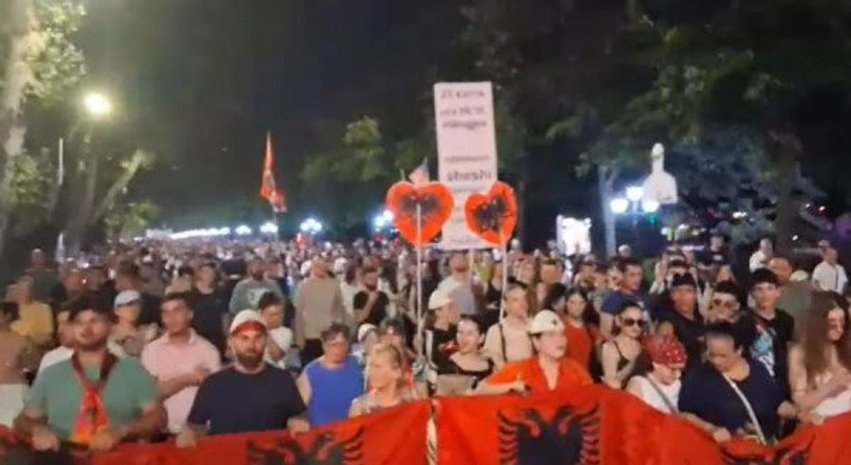 “Shqiptarët e bashkuar, pushteti i tmerruar”- Mbyllet dita e 84-t e rezistencës, qytetarët nuk tërhiqen, kërkojnë dorëheqjen e Ramës 3 shqiptaret e bashkuar pushteti i tmerruar mbyllet dita e 84 t e rezistences qytetaret nuk terhiqen kerkojne doreheqjen e rames 6a8a19d19ce46