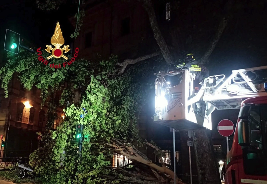 stuhi e forte ne itali rreshqitje dheu permbytje dhe mijera goditje nga rrufeja 6a883c1311274