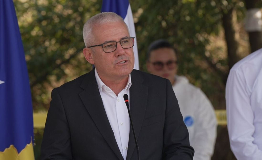 svecla per rastin rashkoviq vuciq pretendon terheqjen e vemendjes pas zbulimit te tri varrezave masive 6a873e139aa19